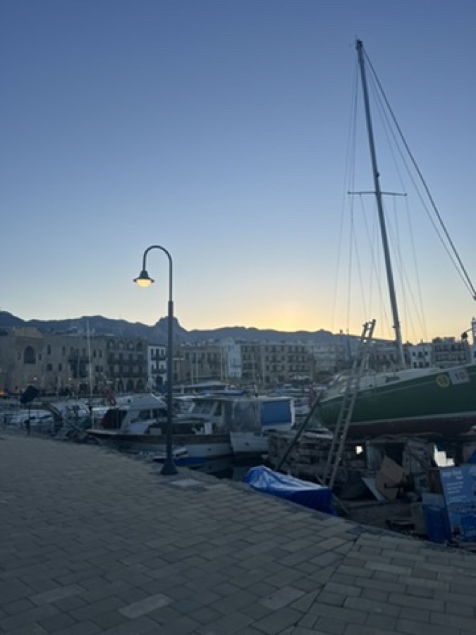 Port w Kyrenii o zachodzie słońca